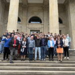Die Schülerinnen und Schüler mit den Abgeordneten ihres Wahlkreises vor dem Landtag in Hannover.