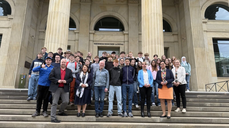 Die Schülerinnen und Schüler mit den Abgeordneten ihres Wahlkreises vor dem Landtag in Hannover.