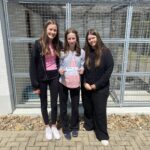 von links: Pia, Jolien, Lotta mit der Spendenquittung vor dem Tierheim