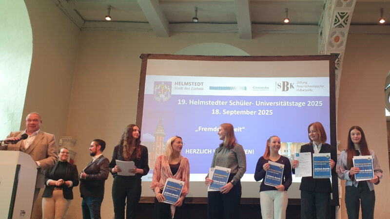 Alle Referentinnen stehen mit ihrem Urkunden auf der Bühne und werden vom Bürgermeister geehrt.