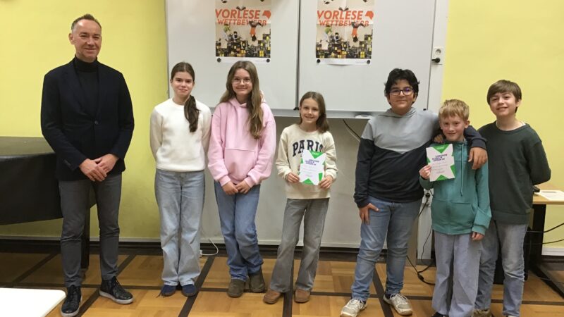 Die Teilnehmer*innen am Vorlesewettbewerb der 6. Klassen zusammen mit Schulleiter Jens Kobilke. Zweiter von rechts: der Erstplazierte Janne Kietzmann.
