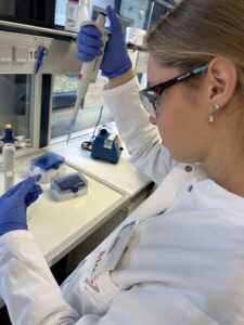 Mehr über den Artikel erfahren Biologie-Leistungskurs isoliert eigene DNA im BioS-Schülerlabor