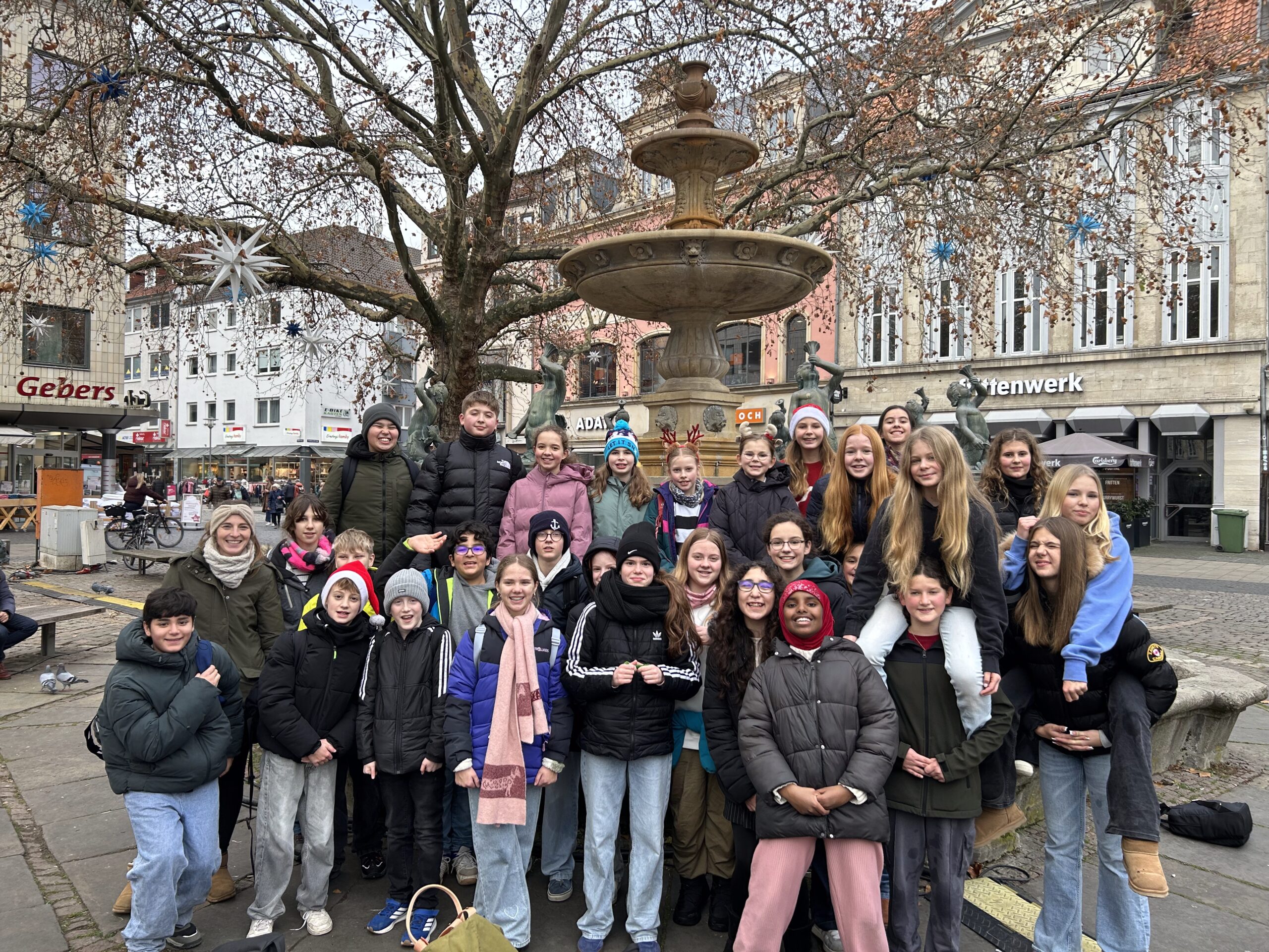 Mehr über den Artikel erfahren Ein sportlicher Tag der Klasse 6b beim Eiszauber in Braunschweig