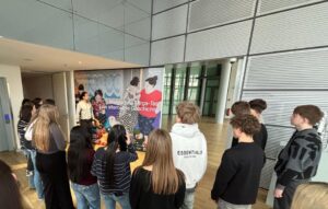 Mehr über den Artikel erfahren Spannende Kunstexkursion zu „einer beeindruckenden alternativen Geschichte“ voller Farben