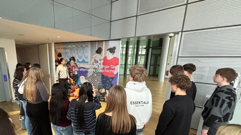 Spannende Kunstexkursion zu „einer beeindruckenden alternativen Geschichte“ voller Farben
