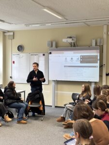 Mehr über den Artikel erfahren Besuch des Ersten Kreisrats Torsten Wendt in den 8. Klassen