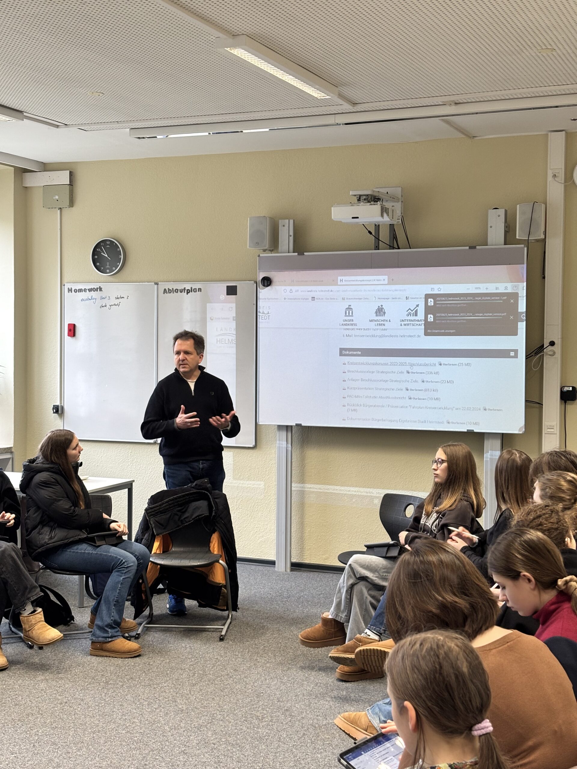 Du betrachtest gerade Besuch des Ersten Kreisrats Torsten Wendt in den 8. Klassen