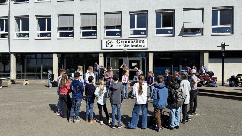 gemeinsames Spielen mit den Paten auf dem Pausenhof