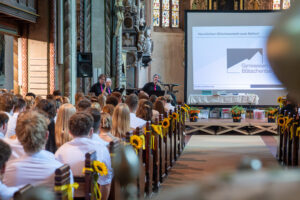 Mehr über den Artikel erfahren Ein besonderer Abschied – Abiturentlassung 2026 in der St. Stephani Kirche