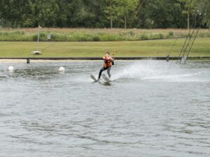 Mehr über den Artikel erfahren Kalter Wind, warmes Wasser: Die 8b rockt den Wakepark