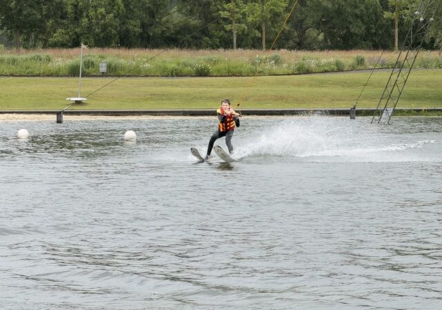 Kalter Wind, warmes Wasser: Die 8b rockt den Wakepark