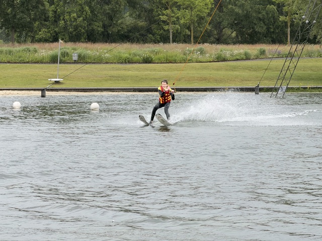 Du betrachtest gerade Kalter Wind, warmes Wasser: Die 8b rockt den Wakepark