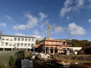Mehr über den Artikel erfahren Baufortschritt am NTW-Trakt: Der Neubau wächst in die Höhe